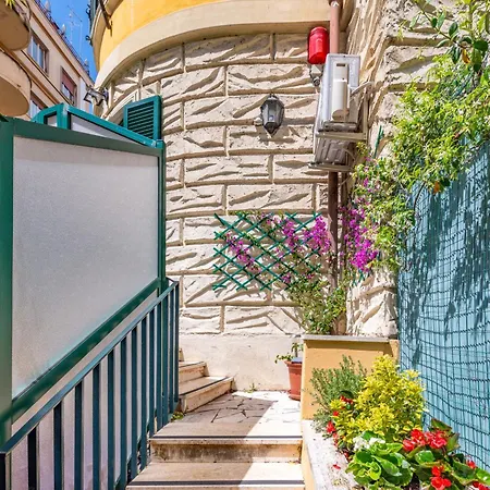 Pensionat Andenis Tiber House
