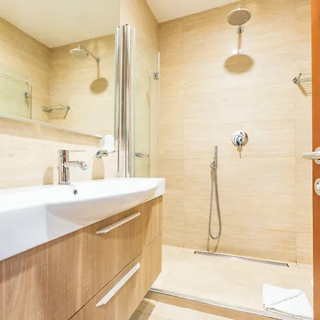 Konukevi Andenis Tiber House 4*